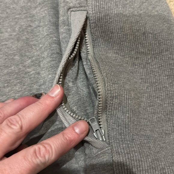 Duluth Trading Co women’s soft gray sweatshirt with pockets size small - Picture 3 of 5